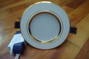 Âm trần đế dày viền vàng nhạt 9W